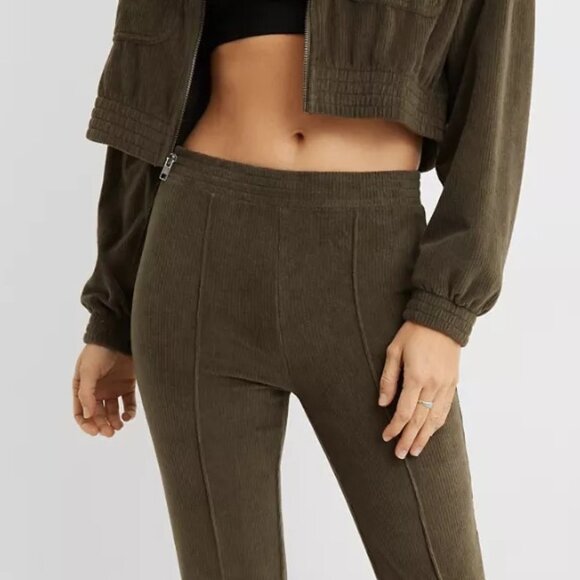NEW Aerie Women's Groove-On Rib Velour High Waisted Flare Pant Olive - Picture 3 of 12
